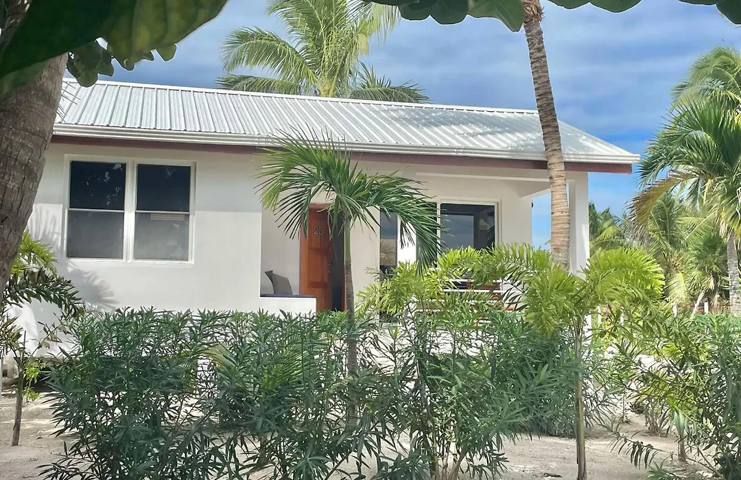 Weezie'S Ocean Front Hotel And Garden Cottages-1